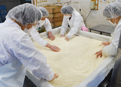 原料は伊那市100％の地元の味、伊那華のみそ娘加工組合でみそ仕込み